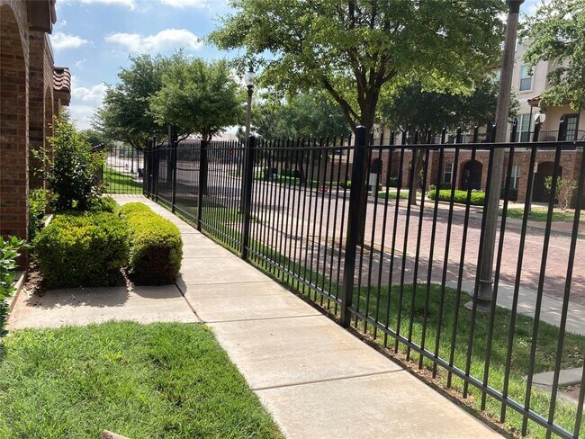 Building Photo - 2106 Main St