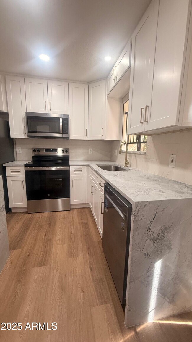 Building Photo - 3131 W Cochise Dr