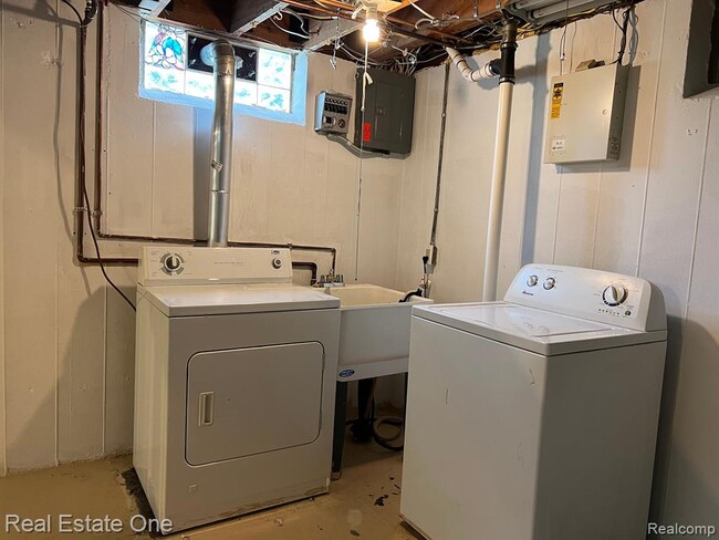 Building Photo - 13630 Balfour Ave