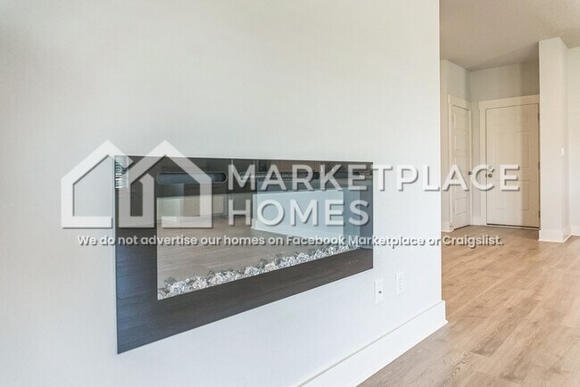 Building Photo - 2070 Hyacinth Ln