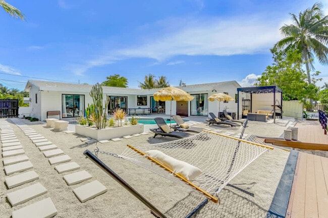 Building Photo - 2325 NE 195th St