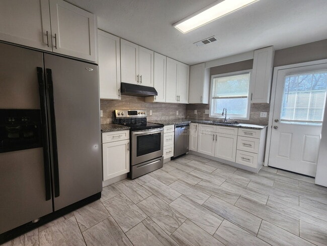 Building Photo - 24 Paige St