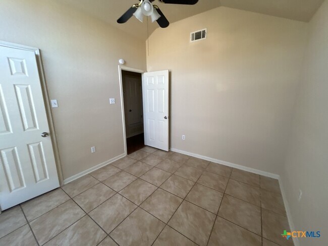Building Photo - 3906 Lone Oak Dr