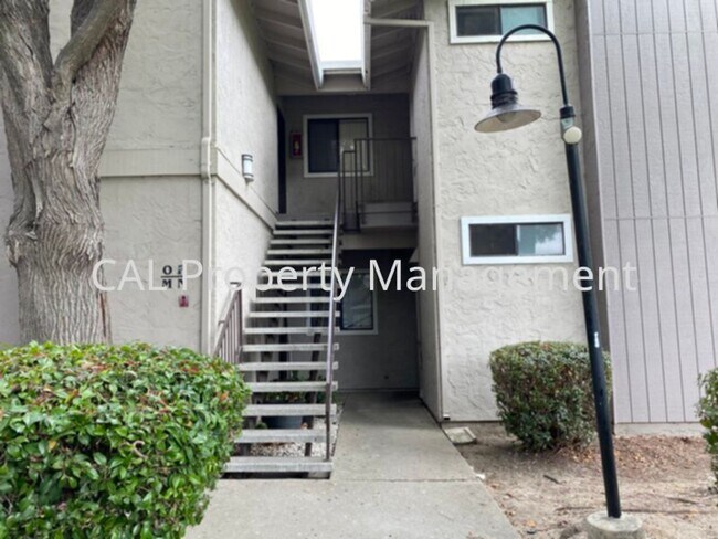 Building Photo - 2 bedroom 2 bathroom condo on North Salina...