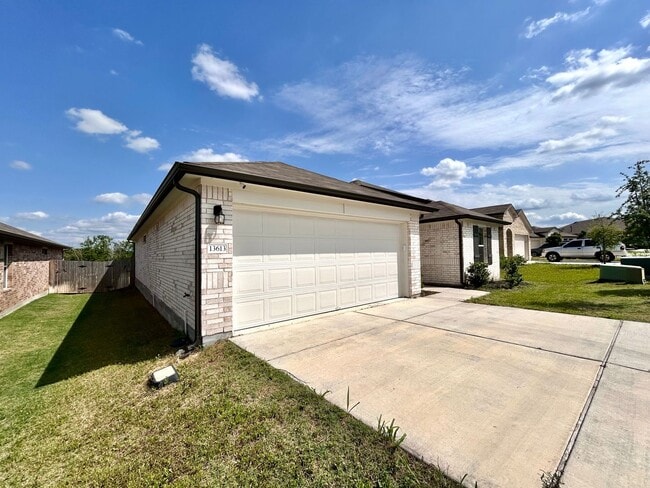 Building Photo - Beautiful 3/BR 2/BA Home with Upgraded Kit...