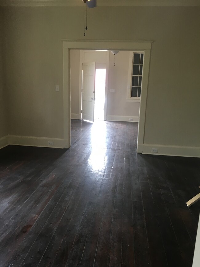 Building Photo - 935 N Roman St