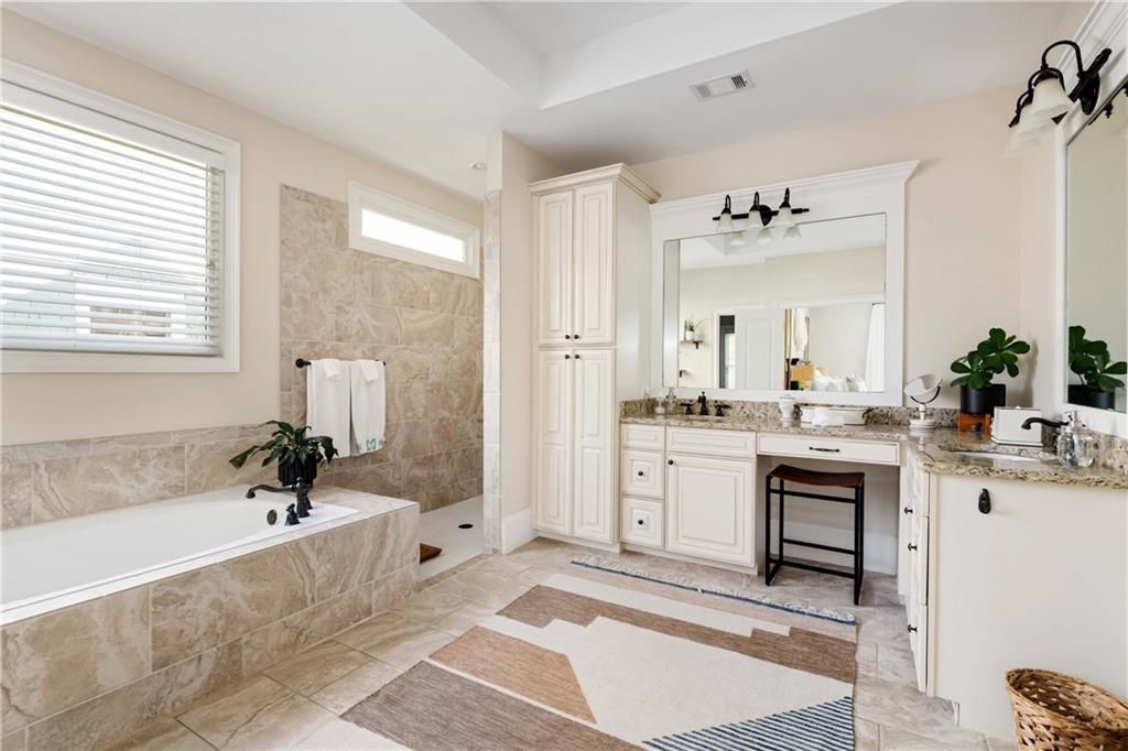 Building Photo - 582 St Charles Ave NE