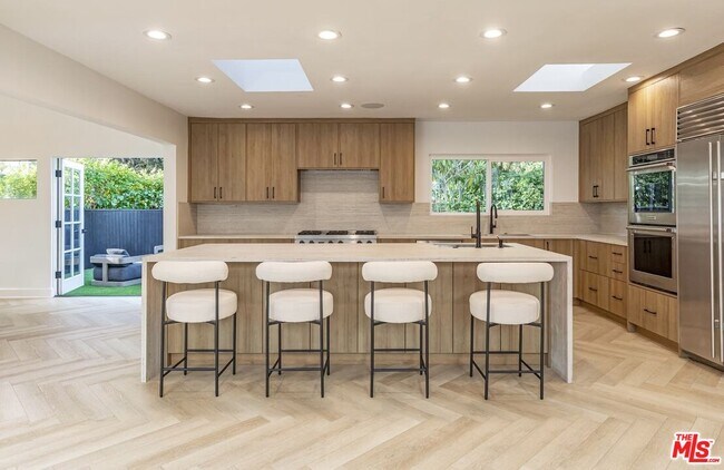 Building Photo - 624 N Beverly Dr