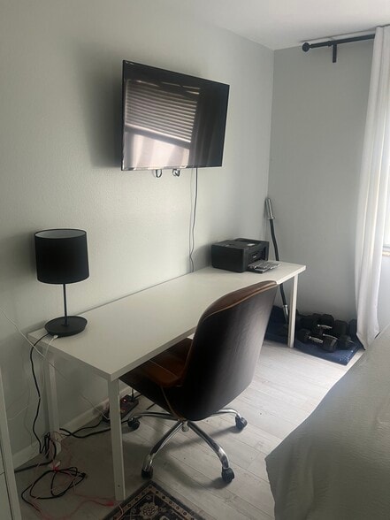 Building Photo - 3215 Beneva Rd