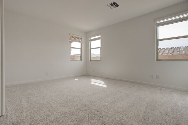 Building Photo - Gorgeous 5 Bedroom Lennar Home built 3 years ago still like new!!!  5 bedrooms in Northern Crossi...