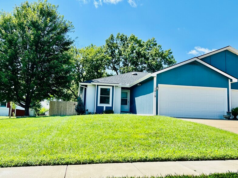Primary Photo - 1019 SW Kent Pl