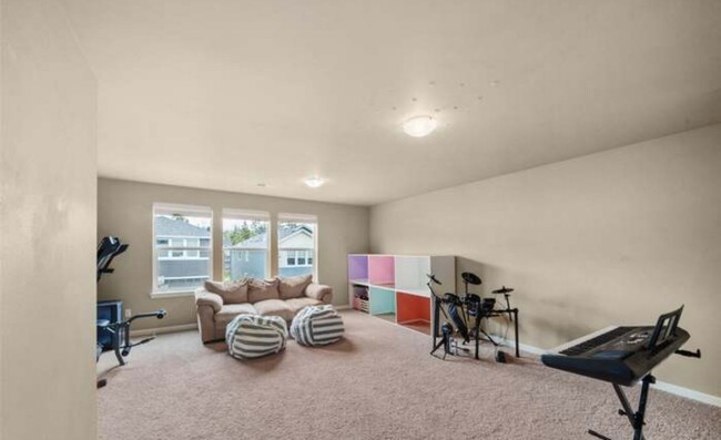 Building Photo - Teheleh Welcomes You Home to This 5 Bed Be...
