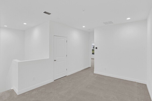 Building Photo - 585 Sanderling Cir