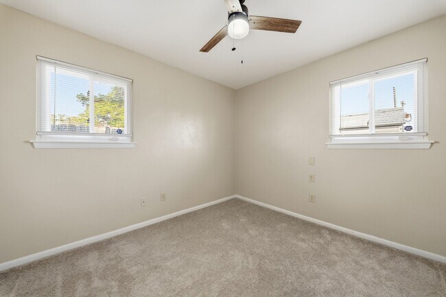 Building Photo - Spacious 4 bedroom/2 Bath Ranch Style Home