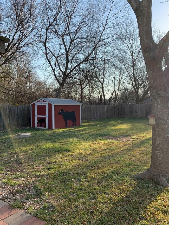 Building Photo - 3503 Roanoke Dr