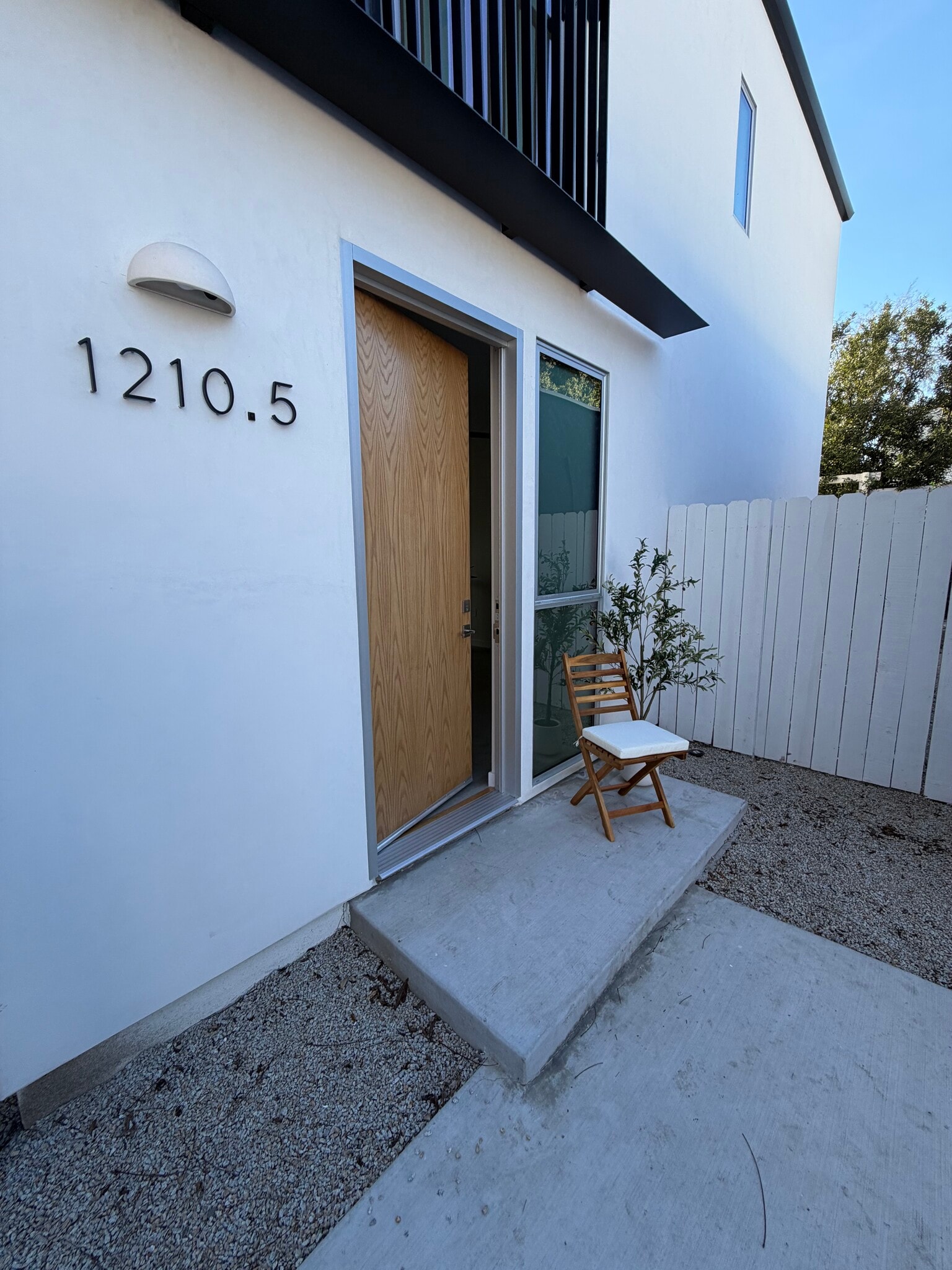 Building Photo - 1210 1/2 Manzanita St