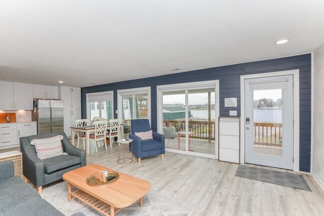 Building Photo - Pretty Lake Furnished Unit 2/1.5 Views! Vi...