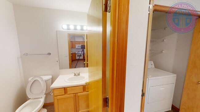 Building Photo - Beautiful Village Townhome!! Double Garage- Great Sunnyside Location!! Pet Friendly Princeton Vil...