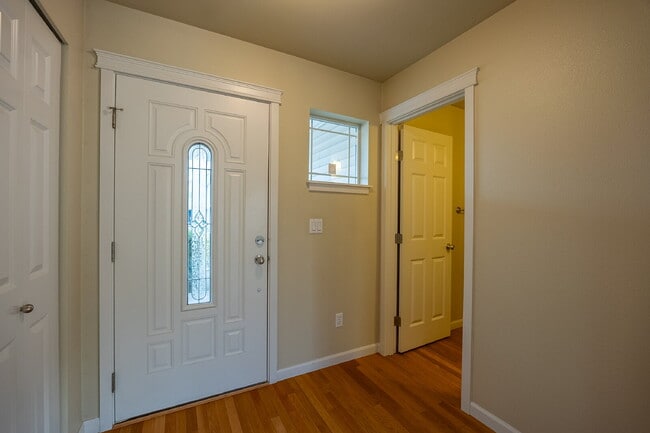 Building Photo - Spacious 3 Bedroom 2.5 Bathroom Rental Pro...