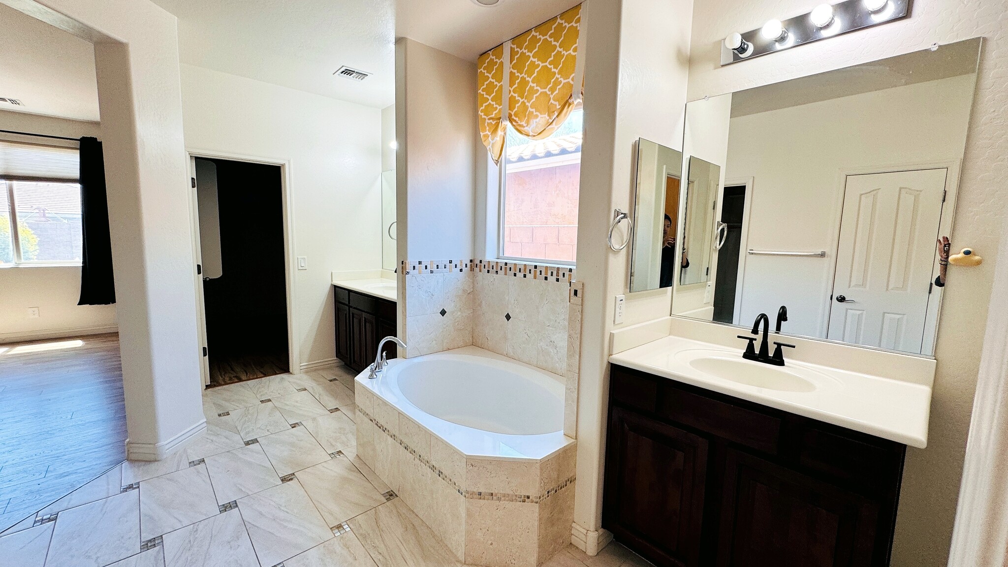 Building Photo - 2533 W Brisa Dr