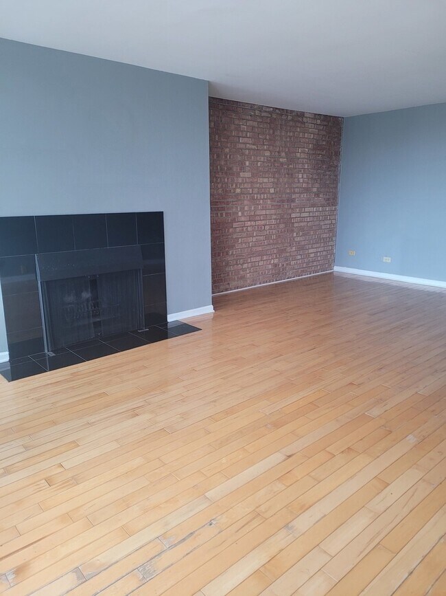 Building Photo - 6000 Oakwood Dr