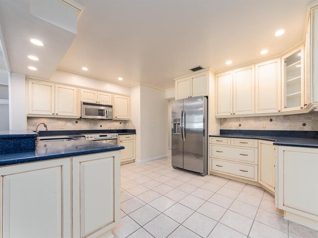 Building Photo - 2395 6th Ave SW