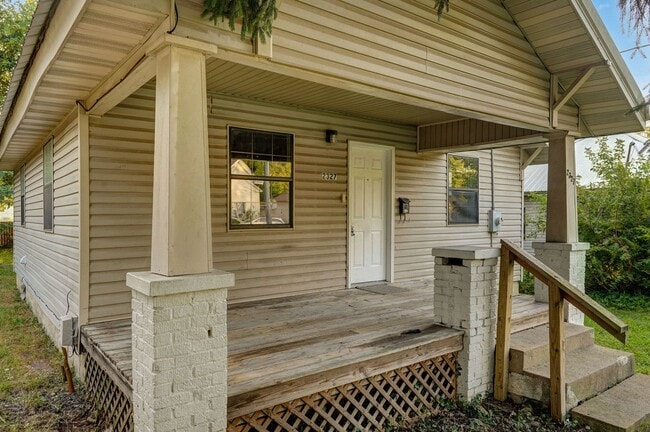 Building Photo - Charming and Updated Home on a Quiet Stree...