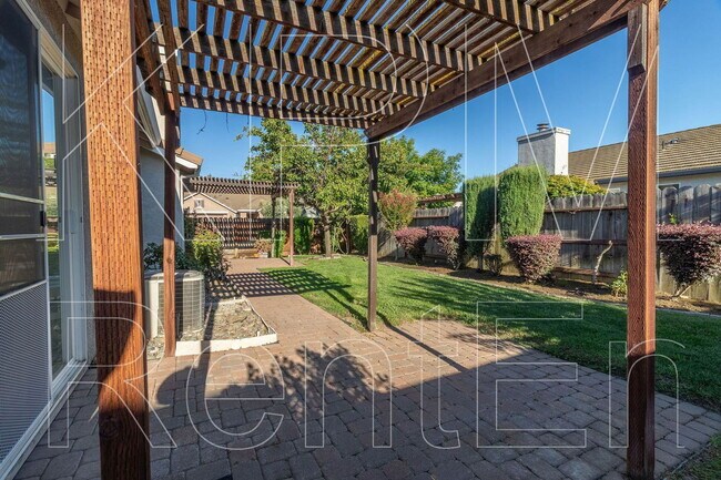 Building Photo - 2554 Douglas Fir Dr