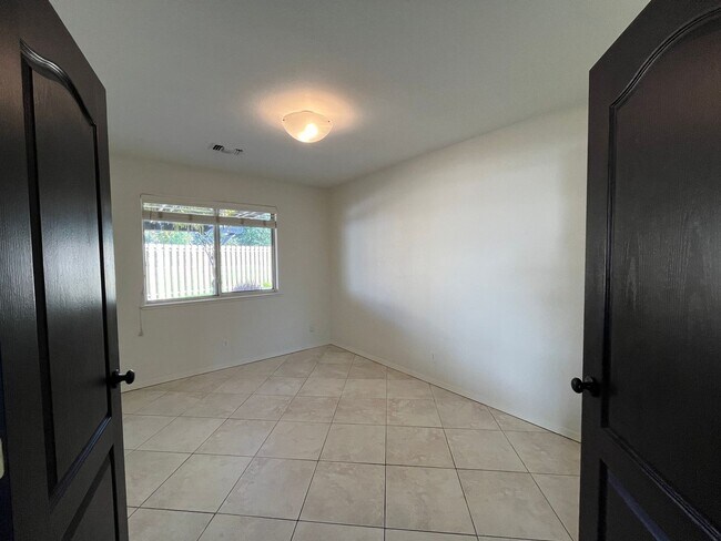 Building Photo - 946 St Ann Dr