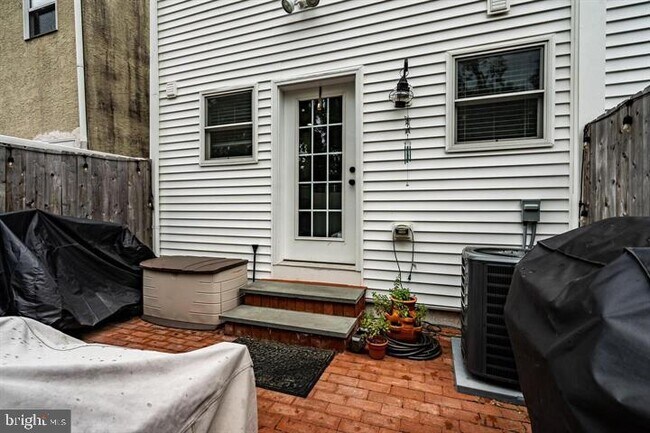 Building Photo - 126 N Wayne St