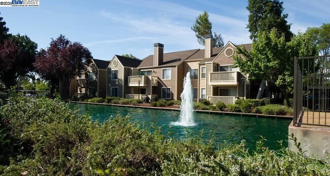 Building Photo - 140 Reflections Dr