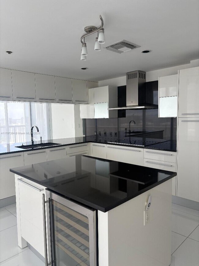 Building Photo - 17121 Collins Ave
