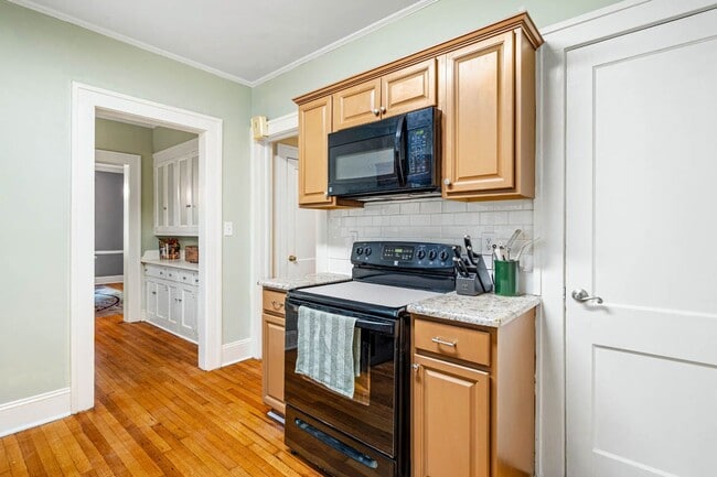 Building Photo - Stunning 3 bedroom FURNISHED MID-TERM RENTAL home in historic downtown Burlington