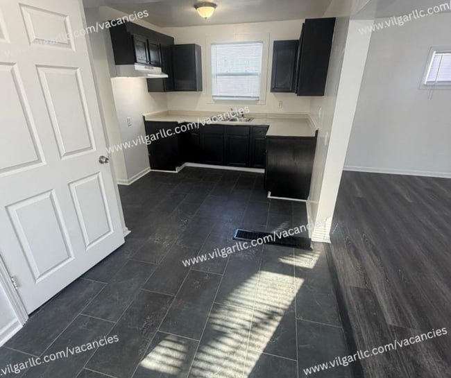 Building Photo - Spacious 2 Bedrooms • 1 Bathroom Home