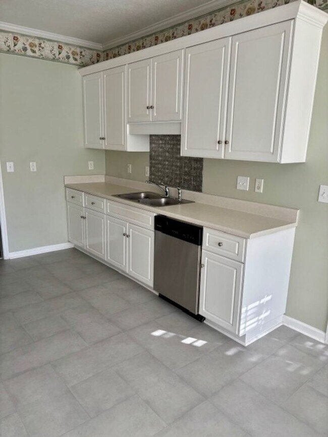 Building Photo - AVAILABLE NOW - 3 Bedroom 2.5 Bath Home in North Augusta!