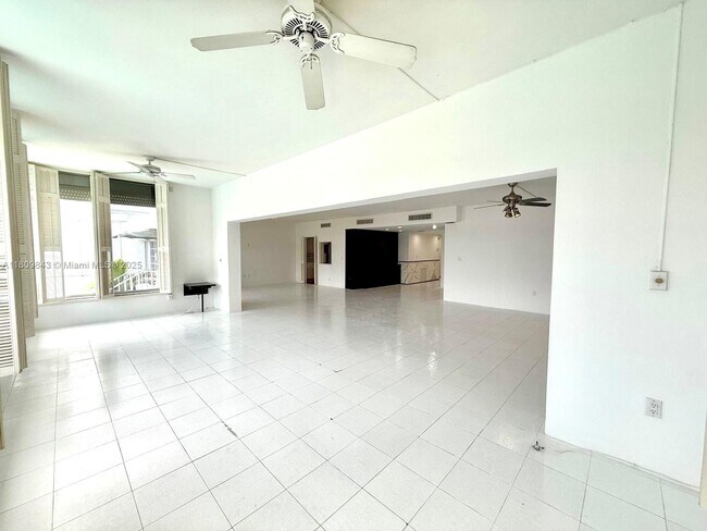 Building Photo - 9200 W Bay Harbor Dr