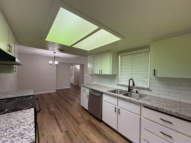Building Photo - Must see! 2-bedroom, 2-bathroom single-sto...