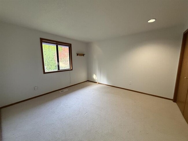 Building Photo - 1943 SE 73rd Ave