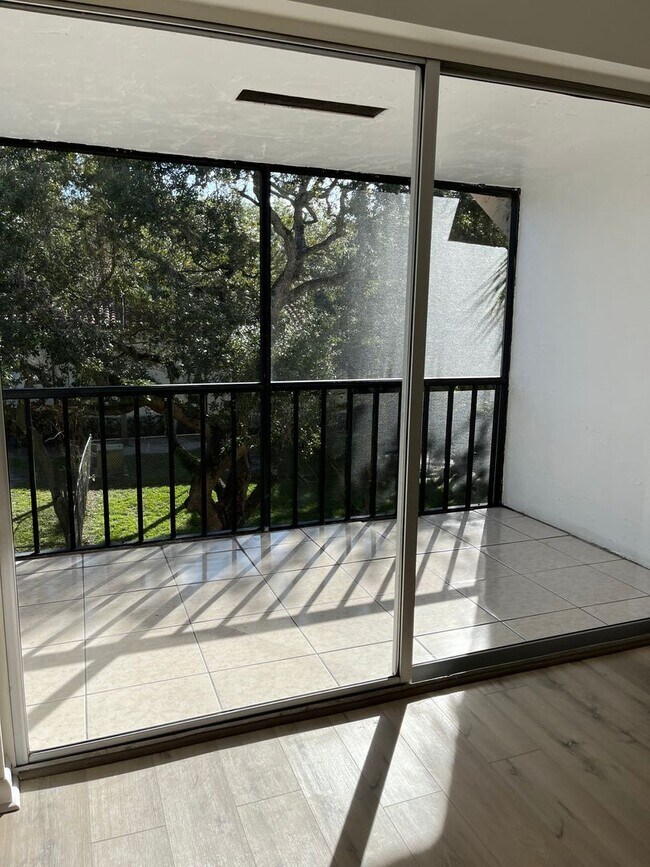 Building Photo - Beautiful 2 bedroom 2 bath Condo in Boca R...