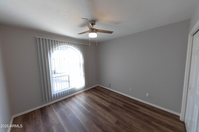 Building Photo - 563 N Cherry