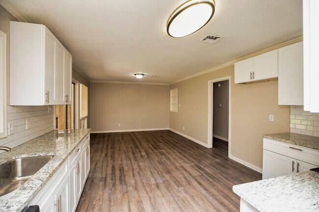 Building Photo - ** 3 bed 2 bath located in Dalraida **Call (334-366-9198 to schedule a self tour)  $500 move-in i...