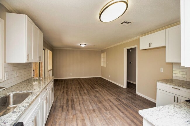 Building Photo - ** 3 bed 2 bath located in Dalraida **Call...