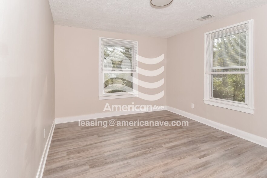 Building Photo - 2117 Roosevelt Dr