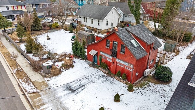 Building Photo - 264 Lake St