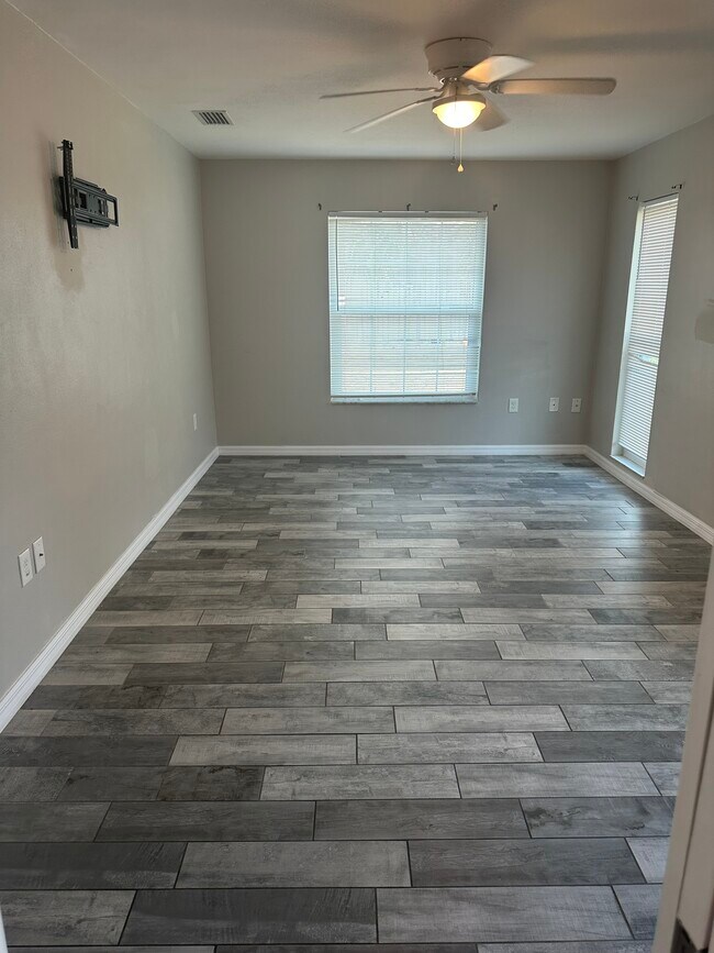 Extra large master - 6149 Staunton Dr