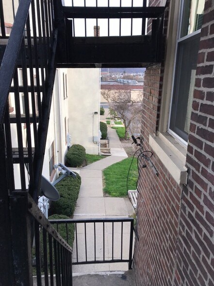 Building Photo - 608 Walnut St