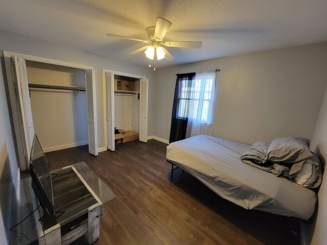 Building Photo - Renovated 2 Bedroom Apartment Conveniently...