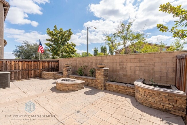 Building Photo - Spacious 3 Bed 2.5 Bath Condo in Orange!