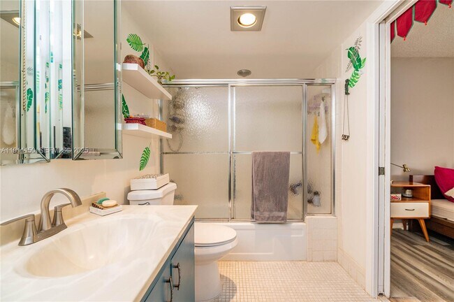 Building Photo - 2101 Lucaya Bend