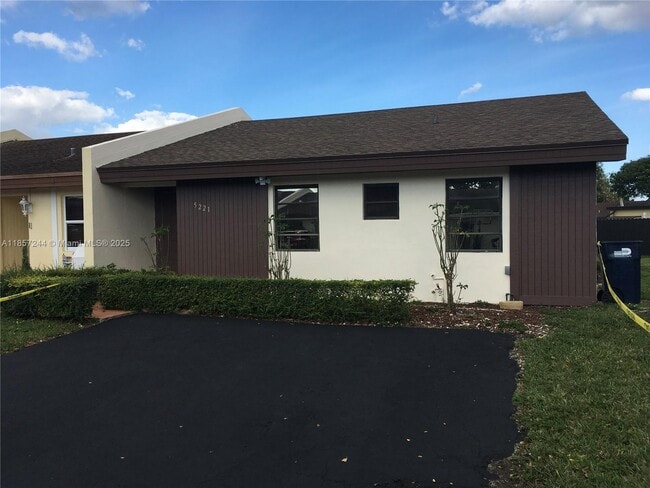 Building Photo - 5221 SW 139th Avenue Rd